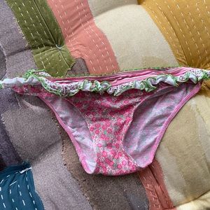 Cute Victoria’s Secret cotton ruffle panties, size Medium
